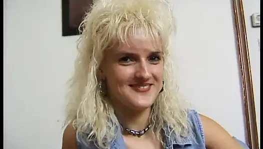 Sarışın Alman orta yaşlı seksi kadın tek başına iş yapıyor