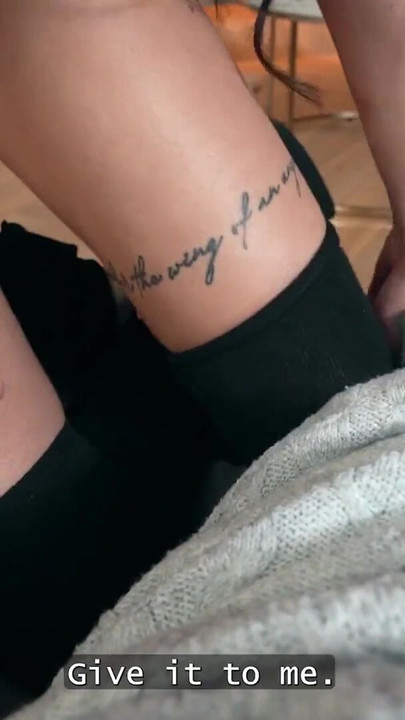 HUNT4K. Mulai dengan striptis yang bagus, dapatkan kontol besar dan banyak hadiah Natal! | Klip 1