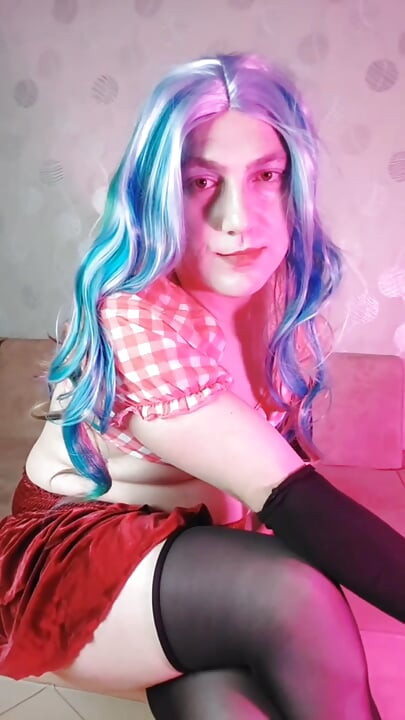 Cewek femboy cantik dengan rok ketat warna merah lagi asik muasin memeknya