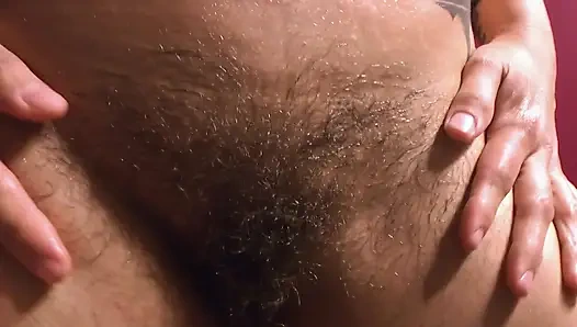 Payudara besar, jembut tebal, lekuk lembut, wajah cantik