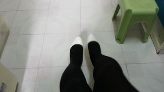 Siyah külotlu çorap teaser 10 ile beyaz patent pompaları