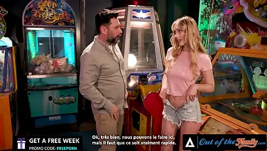 OUT OF THE FAMILY - сексуальная тинка Sky Pierce глубоко заглатывает член ее отчима с французскими субтитрами