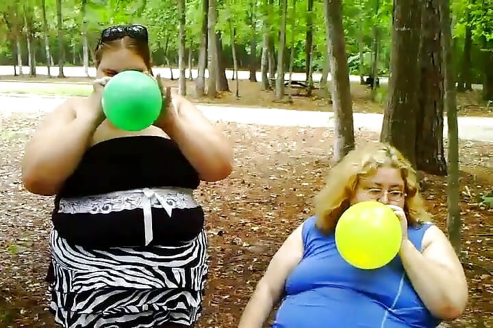 2 gordinhas estão chupando balão e saltando