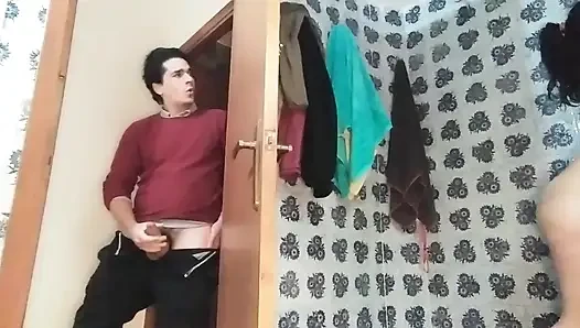 Kakak tiriku di kamar mandi ingin denganku di kamar mandi