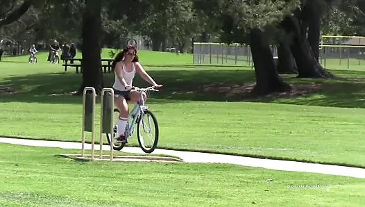Savannah foxx ngentot kontol besar savannah foxx dengan sepeda motor!