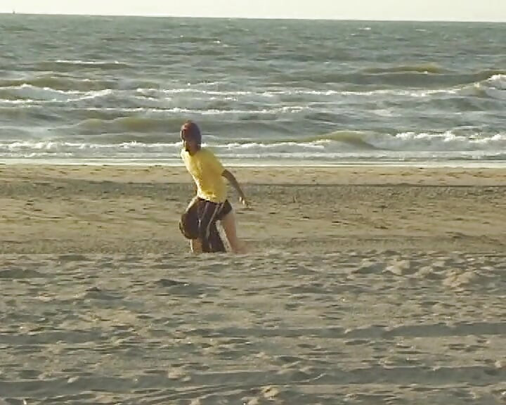 美しいブルネットのフレンチドールが屋外でお尻を叩かれる