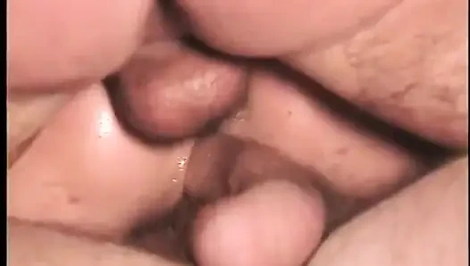 Два огромных члена растягивают дырки этой взведенной блондинки-шлюшки с двойными сиськами