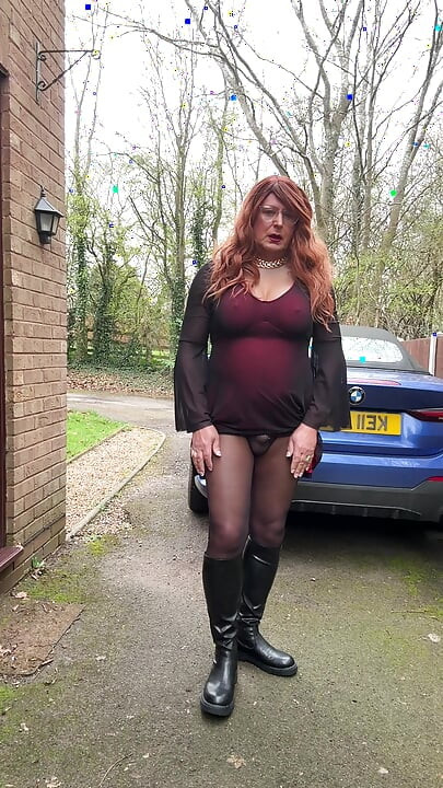 오후에 차를 몰고 가기 직전에 섹시한 검은 팬티 스타킹과 부츠를 입은 섹시한 크로스드레서 kellycd20222