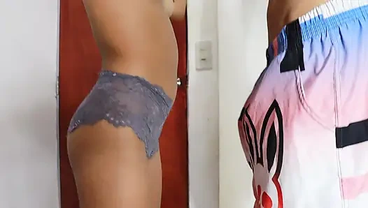 Porn in spanish - abang tiri latinoku lagi di kamar mandi, dan aku masuk untuk menggodanya supaya kami bisa ngentot habis-habisan