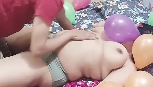 Моя подруга-студентка дала мне горячий сюрприз на день рождения на ночь - страстный секс с Rose лепестки и воздушные шары, настоящее домашнее видео