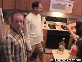 Студенческая шлюха из колледжа сосет хуй в видео от первого лица