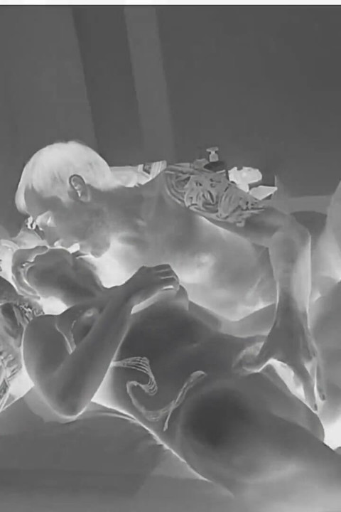 İtaatkar kız inliyor, şehvete teslim oluyor ve bir w gibi inliyorum