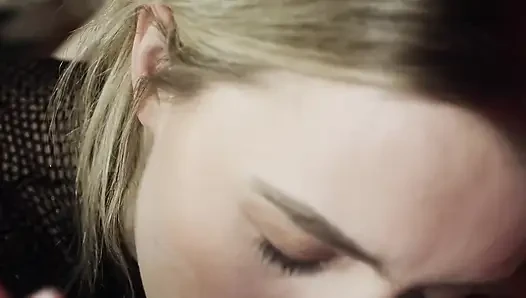 Симпатичная британская блондинка Lottie Lou делает минет в видео от первого лица