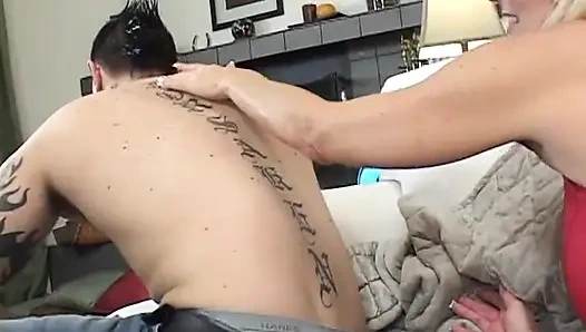 Blonde milf-muschi mit großen möpsen fickt großen retro-schwanz