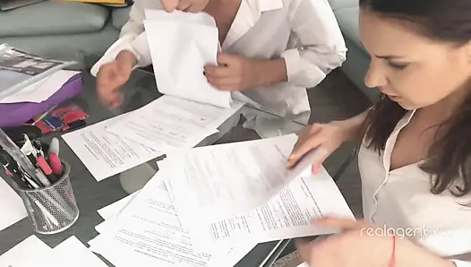 Пара симпатичных студенток-брюнеток празднуют успешное обследование