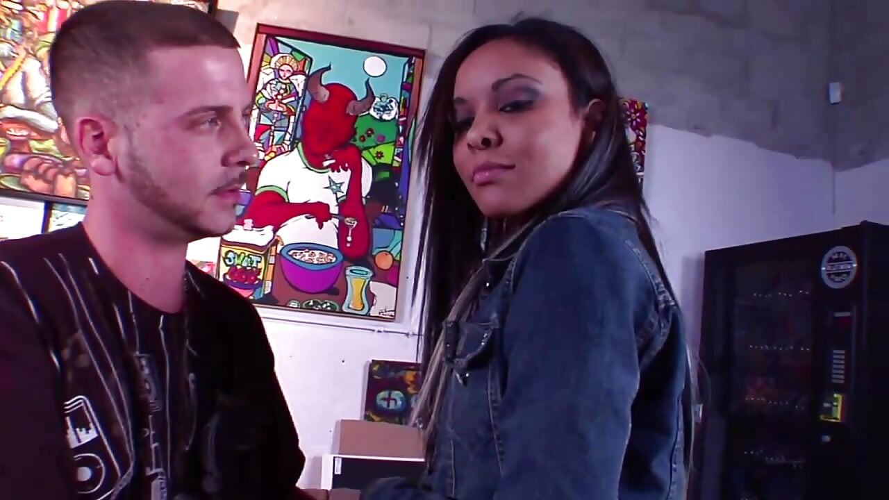 Awek cantik panas dengan pantat besar mengambil zakar yang bagus