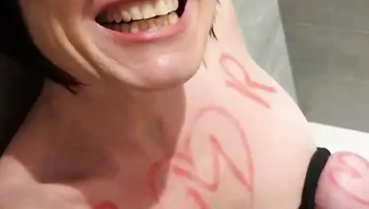 Julie spielt mit Strom und hat Orgasmus