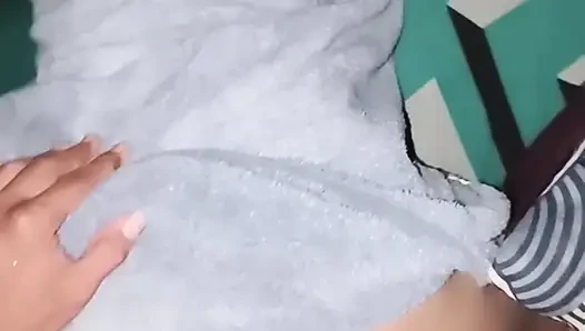 Принимает душ с невесткой