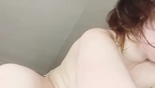 Orta yaşlı seksi kadın ev hanımı tesisatçıya siyah yarağını yutarak takdirini gösteriyor