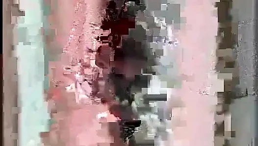 Cewek seksi rambut cokelat lagi ngentot kontol besar sambil ngentot di sofa