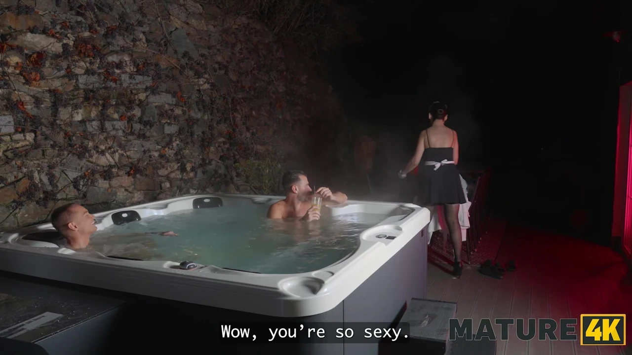 MATURE4K. Arkadaşlar arkadaşının doğum günü için ne vereceklerini biliyor