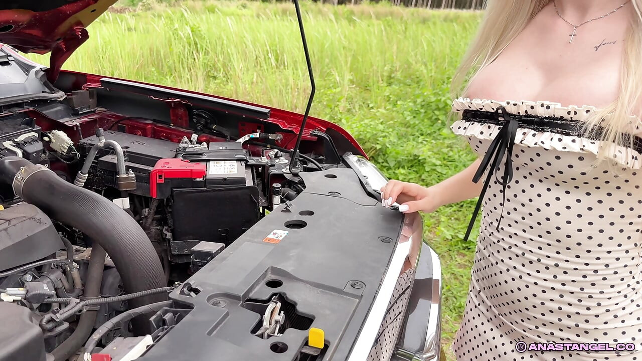 Helpful Runner Finds Panties in the Engine and Gets the Best Thank-you Sex Ever