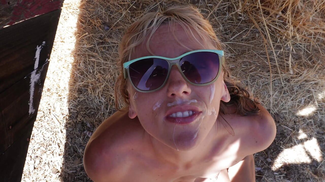 Follando al gerente del granero al aire libre un año después con una enorme compilación facial