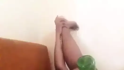 Une salope Africaine se fais du bien avec une bouteille