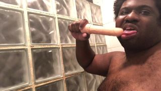 Menghisap batang mainan seks transgender di bilik mandi