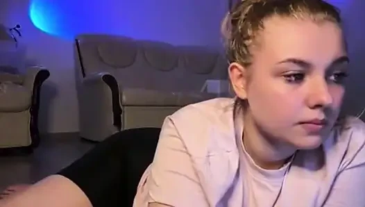 Jucielussie meraba memek dan mencicipinya