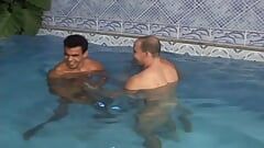 Trois mecs superbes baisent brutalement dans un spa