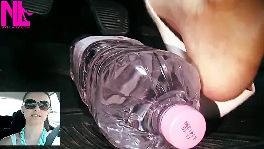 Bremsversagen mit einer Flasche, die unter dem Bremspedal steckt