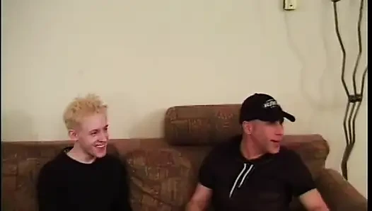 Sarışın twink ve şapkalı adam seksi sarışın sürtükle üçlü seks yapıyor
