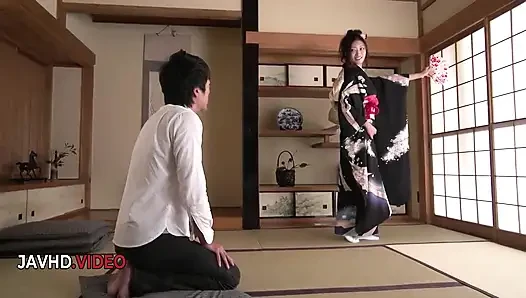 MILF Asia panas Reiko Kobayakawa memberikan blowjob intens dalam kimono