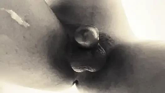 Yatmadan önce ateşli oluyor ve büyük boy yarakla mastürbasyon yapıyor