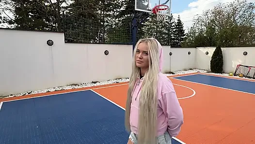 Она хотела покидать мяч в кольцо, но закончилось всё спермой на её задницу.