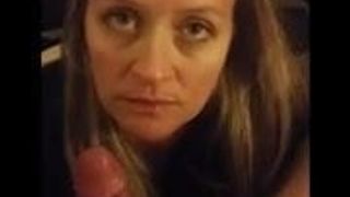 Vidéo sur téléphone portable, une femme caresse et suce la bite de son mari