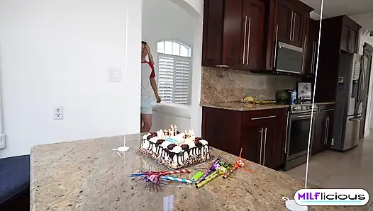 Üvey annem bana doğum günü pastaları verdi w / sarışın bebek elana bunz