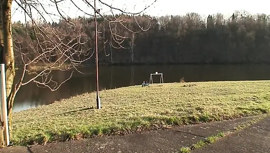 Heiße brünette wird von älterem typen im freien ausgefressen und gefingert