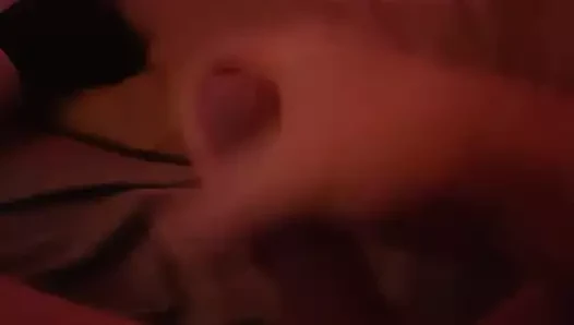 Kanepede uzanıp küçük yarağımla oynuyorum