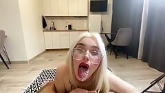 Blondessa, agent immobilier sexy, avale une bite et se fait baiser pour vendre une maison