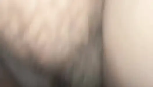 Mein mann, der aus dem ausland kam, begrüßte mich, indem er mich fickte