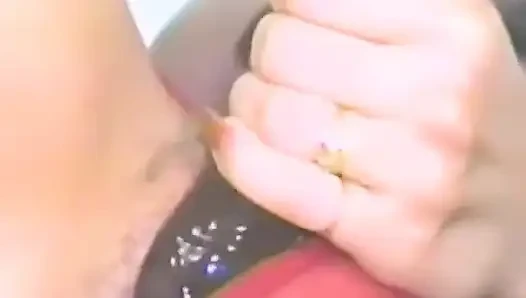 Küçük memeli esmer dört dildoyla meşgul