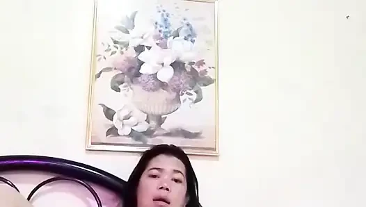Tante seksi filipino lagi asik ngusap dan ngusap toketnya untuk pertama kali sebelum memeknya dientot habis-habisan