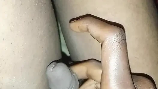 Evde yalnız adam gece yarısı mastürbasyon yapıyor, gecelik