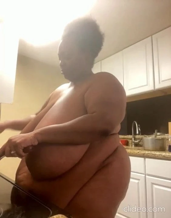 Black SSBW With Saggy Tits cooking nude
