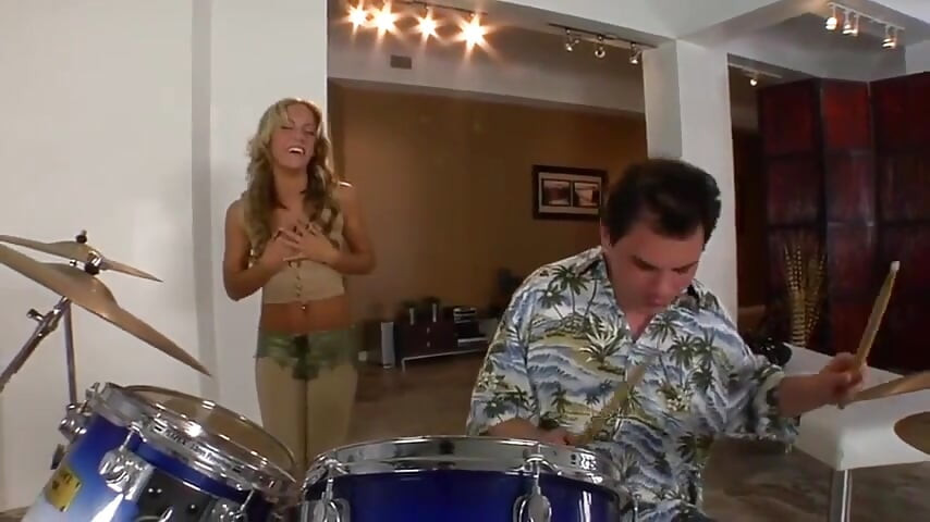 Blondă mai bună decât lecții de tobe
