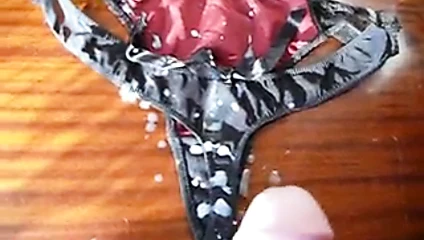 Büyük boşalmak üzerinde kardeş tanga