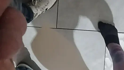 Член и яйца жестко бьют шпателем