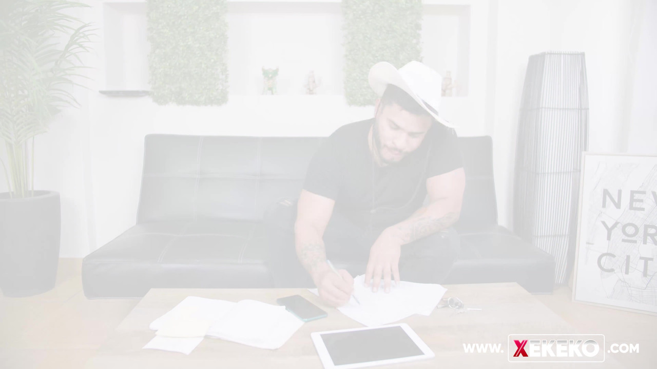 秘鲁熟女性欲狂用她那巨大的屁股付房租，直到牛奶用完，给公寓的房东。